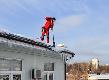 Чистка крыш от снега, удаление наледи